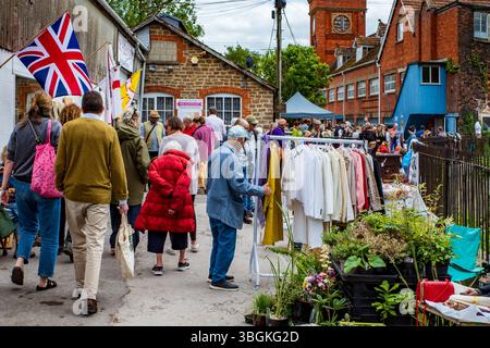 Bridport Vintage und Antiquitätenmarkt an einem Sonntagmorgen, mit alten Seilfabriken im Hintergrund. Concept Street Markets, Vintage Markets. Stockfoto