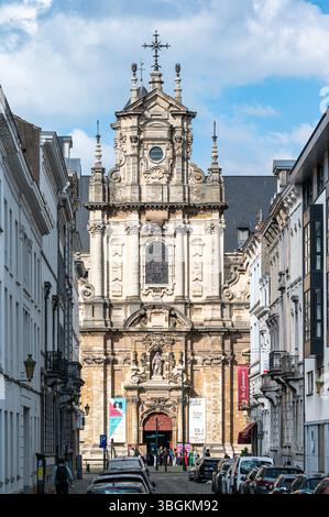 Fassade des Heiligen Johannes des Täufers in der katholischen Kirche Beguinage in Brüssel Stadtzentrum, Belgien 2. Juni 2025 Stockfoto
