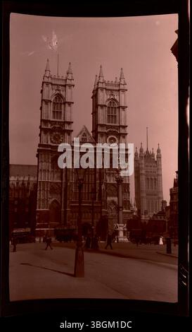 Die Westminster Abbey in London, die auf diesem Foto aus dem Jahr 1913 zu sehen ist, ist eine der wichtigsten religiösen und historischen Stätten Großbritanniens. Busse und Fußgänger fahren an der Westfassade vorbei. Auf ihrer Europatour 1913 haben die Arrases dieses Bild des westlichen Eingangs der Abtei aufgenommen, das für seine historische Bedeutung und architektonische Schönheit bekannt ist. Stockfoto