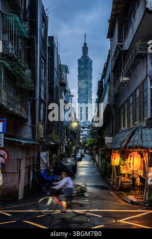 Blick auf den Turm Taipeh 101 von den Gassen der Straßen des alten Taipeh, Taiwan Stockfoto