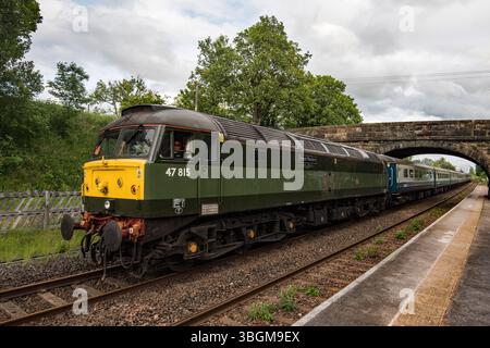 Dieselzug Nr. 47851 hinten, mit Tornado im Vorfeld, Rückflug von Carlisle am 5. Juni 2025 ...... Der „Dalesman“ genannt wird. Stockfoto