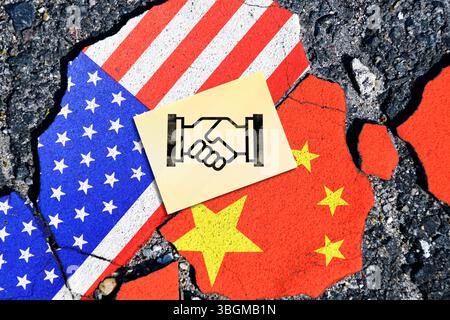 Flaggen von USA und China auf gebrochenem Boden mit Notiz und Handshake-Symbol, symbolisches Foto für das Abkommen im Zollkonflikt, Fotomontage Stockfoto