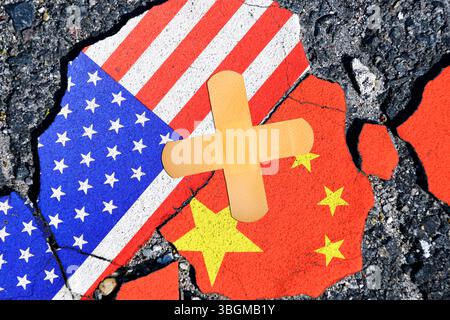 Flaggen von USA und China auf gebrochenem Boden mit Pflaster, symbolisches Foto für das Abkommen im Zollkonflikt, Fotomontage Stockfoto