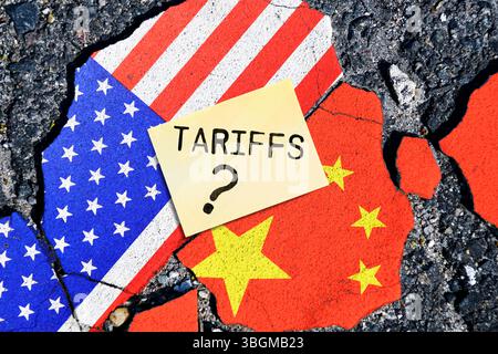 Fahnen von USA und China auf gebrochenem Boden mit Notiz und Aufschrift Tarifs?, symbolisches Foto für das Abkommen im Zollkonflikt, Fotomontage Stockfoto