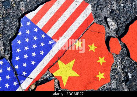 Flaggen von USA und China auf gebrochenem Boden, symbolische Foto-Zollkonflikte, Fotomontage Stockfoto