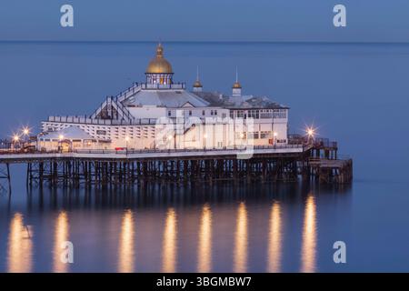 England, Sussex, East Sussex, Eastbourne, Eastbourne Pier und Strand bei Nacht beleuchtet Stockfoto