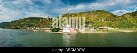 Eines der schönsten Schlossensembles am Mittelrhein, Gutenfels und Pfalzgrafenstein bei Kaub, hochauflösendes Panorama, UNESCO-Weltkulturerbe Oberes Mittelrheintal Stockfoto