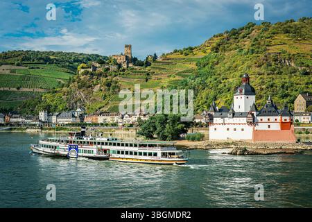 Eines der schönsten Schlossensembles am Mittelrhein, Gutenfels und Pfalzgrafenstein bei Kaub, UNESCO-Weltkulturerbe Oberes Mittelrheintal Stockfoto
