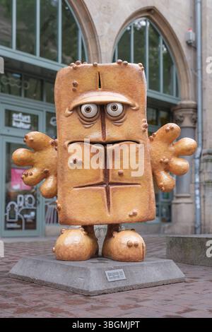 Erfurt ist nicht nur Landeshauptstadt, sondern auch Heimat des Kinderkanals KiKA. Über die Stadt verteilt begegnet man beliebten TV-Figuren wie der Maus, der Tigerente oder dem Kikaninchen C vor dem Rathaus wacht Bernd das Brot mit über den Rathausplatz. *** Erfurt ist nicht nur Landeshauptstadt, sondern auch Heimat des Kindersenders KiKA. Beliebte TV-Charaktere wie die Maus, die Tigerente und Kikaninchen sind überall in der Stadt zu finden - Bernd das Brot wacht über den Rathausplatz vor dem Rathaus. Thüringen Deutschland, Deutschland 1062771356 Stockfoto