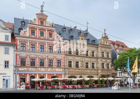 Blick auf den Fischmarkt in Erfurt mit prächtigen Renaissancebauten wie dem Haus zum Breiten Herd 1584 und dem Gildenhaus C eindrucksvolle Zeugnisse bürgerlicher Baukunst und städtischer Wohlstand vergangener Jahrhunderte. *** Blick auf den Fischmarkt in Erfurt mit prachtvollen Renaissancebauten wie dem Haus zum Breiten Herd 1584 und dem Gildenhaus - eindrucksvolle Zeugnisse bürgerlicher Architektur und städtischem Wohlstand vergangener Jahrhunderte. Thüringen Deutschland, Deutschland 1062771354 Stockfoto
