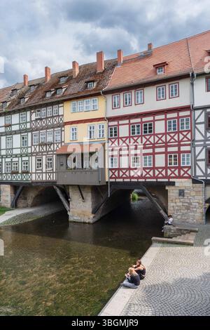 Blick auf die Krämerbrücke in Erfurt C das berühmte Wahrzeichen der Stadt und eine vollständig bebaute und bewohnte Brücke nördlich der Alpen. *** Blick auf die Krämerbrücke in Erfurt - das berühmteste Wahrzeichen der Stadt und die einzige vollständig bebaute und bewohnte Brücke nördlich der Alpen. Thüringen Deutschland, Deutschland 1062771336 Stockfoto