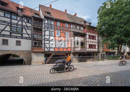 Blick auf die Krämerbrücke in Erfurt C das berühmte Wahrzeichen der Stadt und eine vollständig bebaute und bewohnte Brücke nördlich der Alpen. *** Blick auf die Krämerbrücke in Erfurt - das berühmteste Wahrzeichen der Stadt und die einzige vollständig bebaute und bewohnte Brücke nördlich der Alpen. Thüringen Deutschland, Deutschland 1062771329 Stockfoto