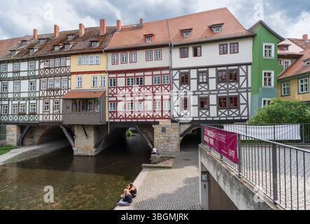 Blick auf die Krämerbrücke in Erfurt C das berühmte Wahrzeichen der Stadt und eine vollständig bebaute und bewohnte Brücke nördlich der Alpen. *** Blick auf die Krämerbrücke in Erfurt - das berühmteste Wahrzeichen der Stadt und die einzige vollständig bebaute und bewohnte Brücke nördlich der Alpen. Thüringen Deutschland, Deutschland 1062771340 Stockfoto