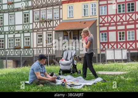 Blick auf die Krämerbrücke in Erfurt C das berühmte Wahrzeichen der Stadt und eine vollständig bebaute und bewohnte Brücke nördlich der Alpen. *** Blick auf die Krämerbrücke in Erfurt - das berühmteste Wahrzeichen der Stadt und die einzige vollständig bebaute und bewohnte Brücke nördlich der Alpen. Thüringen Deutschland, Deutschland 1062771344 Stockfoto