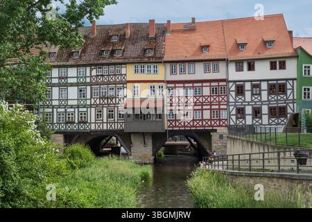 Blick auf die Krämerbrücke in Erfurt C das berühmte Wahrzeichen der Stadt und eine vollständig bebaute und bewohnte Brücke nördlich der Alpen. *** Blick auf die Krämerbrücke in Erfurt - das berühmteste Wahrzeichen der Stadt und die einzige vollständig bebaute und bewohnte Brücke nördlich der Alpen. Thüringen Deutschland, Deutschland 1062771348 Stockfoto
