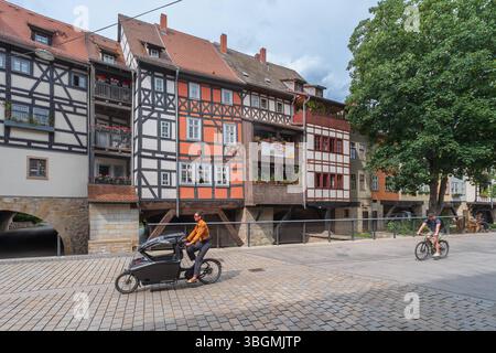 Blick auf die Krämerbrücke in Erfurt C das berühmte Wahrzeichen der Stadt und eine vollständig bebaute und bewohnte Brücke nördlich der Alpen. *** Blick auf die Krämerbrücke in Erfurt - das berühmteste Wahrzeichen der Stadt und die einzige vollständig bebaute und bewohnte Brücke nördlich der Alpen. Thüringen Deutschland, Deutschland 1062771332 Stockfoto