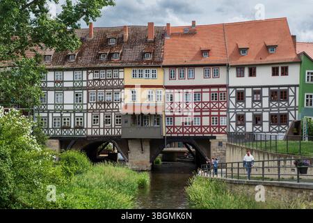 Blick auf die Krämerbrücke in Erfurt C das berühmte Wahrzeichen der Stadt und eine vollständig bebaute und bewohnte Brücke nördlich der Alpen. *** Blick auf die Krämerbrücke in Erfurt - das berühmteste Wahrzeichen der Stadt und die einzige vollständig bebaute und bewohnte Brücke nördlich der Alpen. Thüringen Deutschland, Deutschland 1062771402 Stockfoto