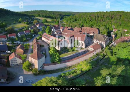 Deutschland, Baden-Württemberg, Bebenhausen Luftaufnahme der Klosteranlage im Mai Stockfoto