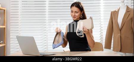 Professioneller Stylist mit Online-Beratung mit Kunden über Laptop im Innenbereich Stockfoto