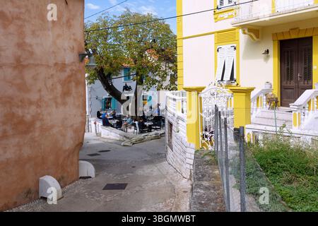 Omisalj, Placa, Cafe Stockfoto