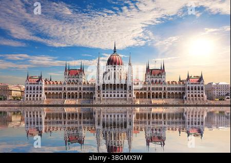 Budapester Parlament Hauptblick von der Donau, berühmtes Wahrzeichen Ungarns. Stockfoto