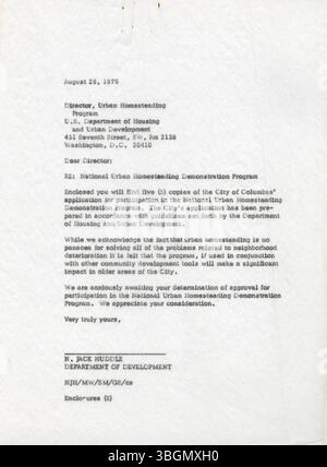 Der Antrag des Columbus Urban Homestead Program 1975 für das National Urban Homesteading Program zielt darauf ab, Reinvestitionen in rückläufigen Gebieten von Columbus zu fördern. Es konzentriert sich auf die Wiederbelebung verlassener Immobilien, die oft im Besitz von HUD sind, durch Anreize für menschliche und finanzielle Investitionen. Stockfoto