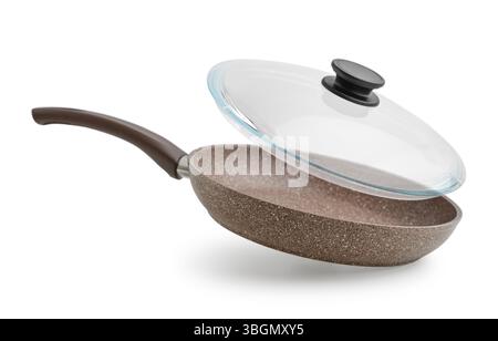 Antihaftbeschichtete Granit-Pfanne mit Glasdeckel auf weißem Hintergrund Stockfoto