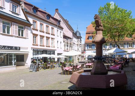 Marktplatz mit Springbrunnen und Cafés in Bad Bergzabern, Rheinland-Pfalz, Deutschland Stockfoto