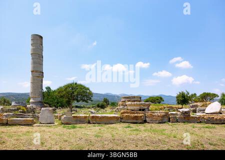 Heraion von Samos, großer Tempel mit Säule, archäologische Stätte des antiken Heiligtums der griechischen Göttin Hera bei Ireon auf der Insel Samos in Griechenland Stockfoto
