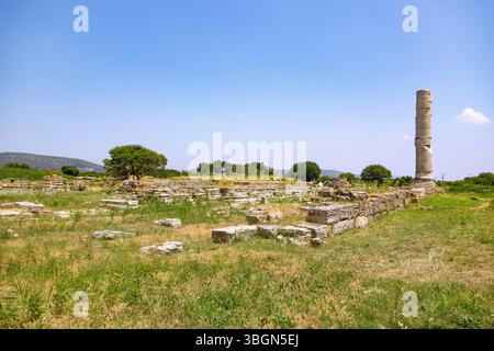 Heraion von Samos, großer Tempel mit Säule, archäologische Stätte des antiken Heiligtums der griechischen Göttin Hera bei Ireon auf der Insel Samos in Griechenland Stockfoto