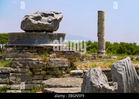 Heraion von Samos, großer Tempel mit Säule, archäologische Stätte des antiken Heiligtums der griechischen Göttin Hera bei Ireon auf der Insel Samos in Griechenland Stockfoto