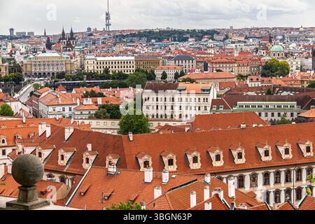 PRAG, TSCHECHISCHE REPUBLIK, 05.29.2022: Erkunden Sie die bezaubernde Architektur und die einzigartige Skyline von Prag mit leuchtenden roten Dächern und historischem Landmar Stockfoto