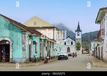 Rua de Sao Tome mit Blick auf die Kirche Nossa Senhora da Conceicao in Santo Antonio auf der Insel Principe in Westafrika Stockfoto