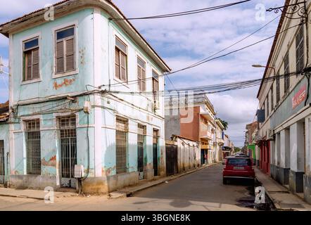 Rua de Mocambique mit alten Kolonialgebäuden in Sao Tome auf der Insel Sao Tome in Westafrika Stockfoto