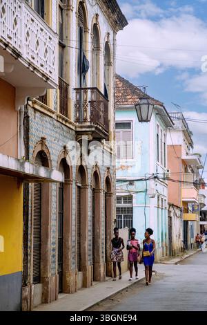 Rua de Mocambique mit alten Kolonialgebäuden in Sao Tome auf der Insel Sao Tome in Westafrika Stockfoto