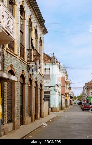 Rua de Mocambique mit alten Kolonialgebäuden in Sao Tome auf der Insel Sao Tome in Westafrika Stockfoto