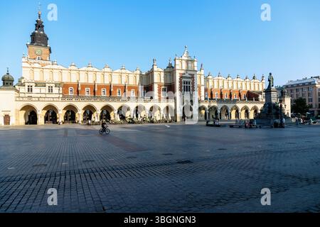 Rynek Glowny mit Tuchhallen (Sukienice) und Adam Mickiewicz Denkmal (Pomnik Adam Mickiewicza) im Morgenlicht in der Altstadt von Krakau (Krakau) in Polen Stockfoto
