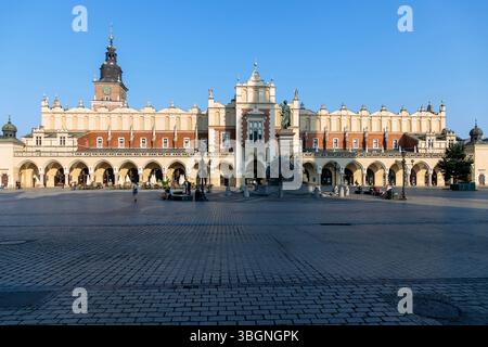 Rynek Glowny mit Tuchhallen (Sukienice) und Adam Mickiewicz Denkmal (Pomnik Adam Mickiewicza) im Morgenlicht in der Altstadt von Krakau (Krakau) in Polen Stockfoto