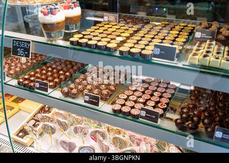 Ausstellung von Swidnica-Schokolade und Schokolade im Chocoffee-Schokoladengeschäft auf dem Rynek in Swidnica in der Woiwodschaft Dolnoslaskie in Polen Stockfoto