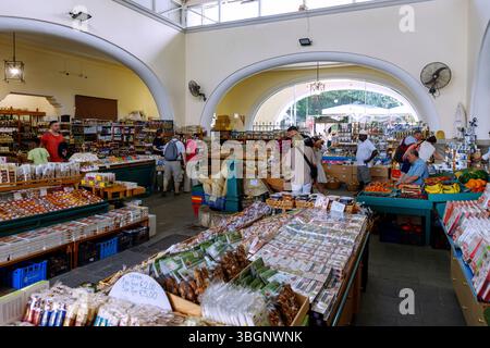 Innenraum der Markthalle in Platia Elefetherias (Freiheitsplatz, Marktplatz) in Kos-Stadt auf der Insel Kos in Griechenland Stockfoto