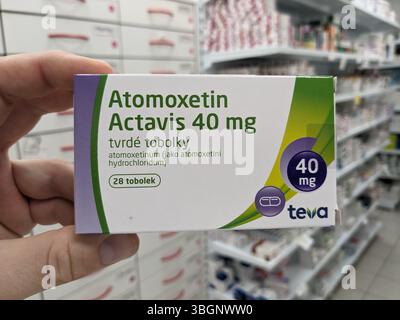 Prag, Tschechische Republik-9. Juli 2024: Atomoxetin Actavis Box mit dem Wirkstoff Atomoxetin von Mylan, zur Behandlung von ADHS, atten Stockfoto