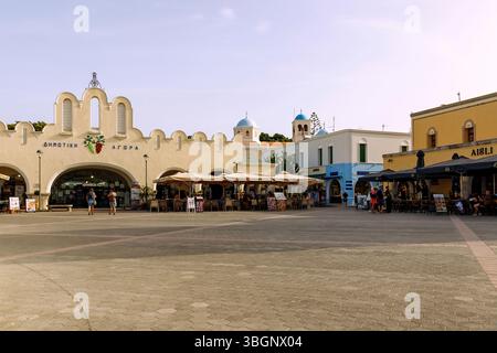 Platia Elefetherias (Freiheitsplatz, Marktplatz) mit Markthalle und Café Aigli (Aegli) in Kos-Stadt auf der Insel Kos in Griechenland Stockfoto