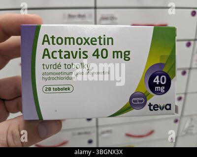 Prag, Tschechische Republik-9. Juli 2024: Atomoxetin Actavis Box mit dem Wirkstoff Atomoxetin von Mylan, zur Behandlung von ADHS, atten Stockfoto