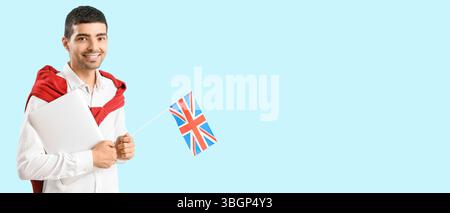 Junger Mann mit britischer Flagge und Laptop auf hellblauem Hintergrund mit Platz für Text Stockfoto