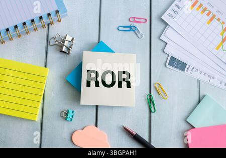 Die Würfel, die ROR (Rate of Return) auszeichnen, unterstreichen die strategische Ausrichtung auf die Bewertung der Rentabilität und Effizienz dieser Bemühungen Stockfoto