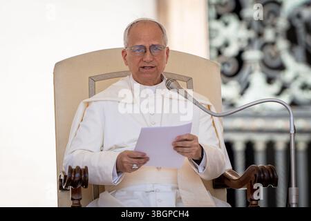 Papst Leo XIV. Hält seine Rede während der traditionellen Generalaudienz am Mittwoch auf dem Petersplatz. Stockfoto