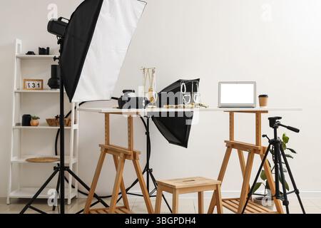 Innenraum des Fotografen-Studios mit Tisch und professioneller Ausrüstung Stockfoto