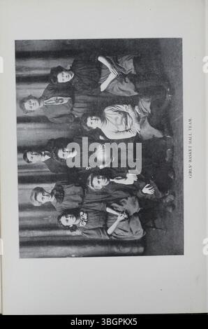 Das 1907-1908 Jahrbuch The Optic, Band 1, Nummer 1 von der South High School in Columbus, Ohio, zeigt die Geschichte der Schule auf. Das Jahrbuch enthält Details zu den Standorten der Schule, darunter die Deshler Avenue und die Barrett Junior High School sowie die Wiedereröffnung der Schule im Jahr 2009 nach Renovierungsarbeiten. Stockfoto