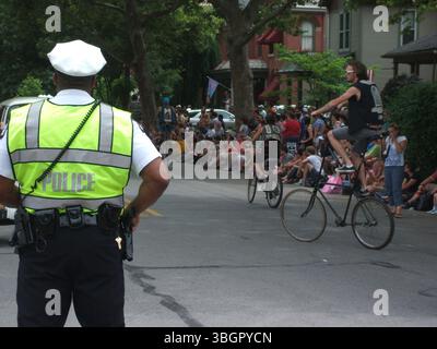Die Doo Dah Parade 2011, die am 4. Juli im kurzen Norden von Columbus stattfand, zeigte eine Vielzahl von kreativen Wagen und Performern. Zu den Höhepunkten zählten die „Anthony Weiner Kosher Hot Dog Brigade“, Captain Ohio und verschiedene komödiantische Gruppen wie The Rocky Horror Fishnet Mafia und Fine Liegen Tattoos. Stockfoto