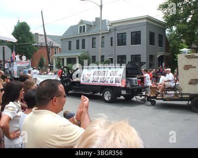 Szenen aus der Doo Dah Parade 2011 am 4. Juli in Columbus, Ohio. Auf der Parade waren verschiedene skurrile Gruppen, wie die Anthony Weiner Kosher Hot Dog Brigade, Captain Ohio und Batman, die den Independence Day im Short North District feierten, eine Veranstaltung, die 1984 begann. Stockfoto